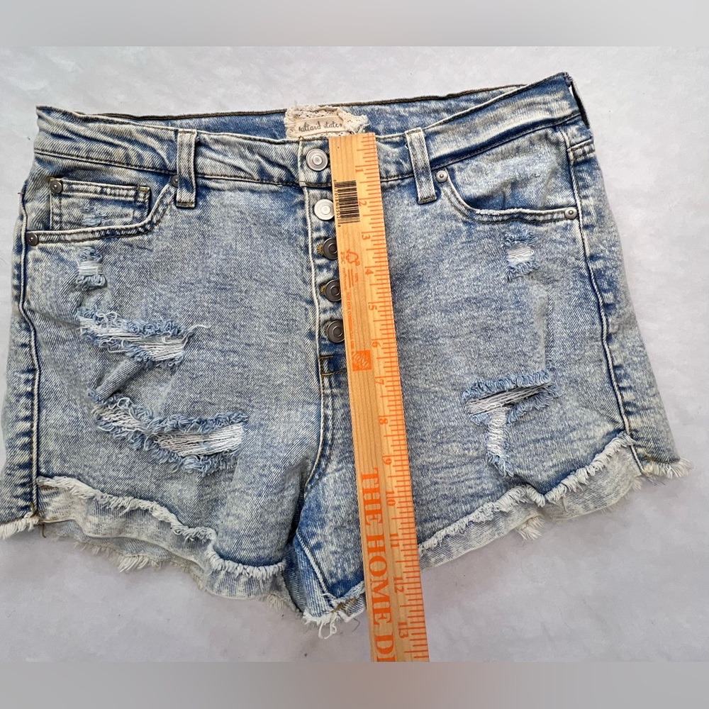 Altar'd State Light Wash Button Fly Raw Hem Boho Distressed Denim Shorts Size 31 - Picture 5 of 9